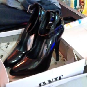 Women's heels size 9